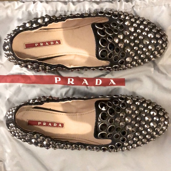𝐏𝐫𝐚𝐝𝐚 Women’s Leather Studded Embellishment Stretchy Loafers Size 35.5 - Picture 2 of 13